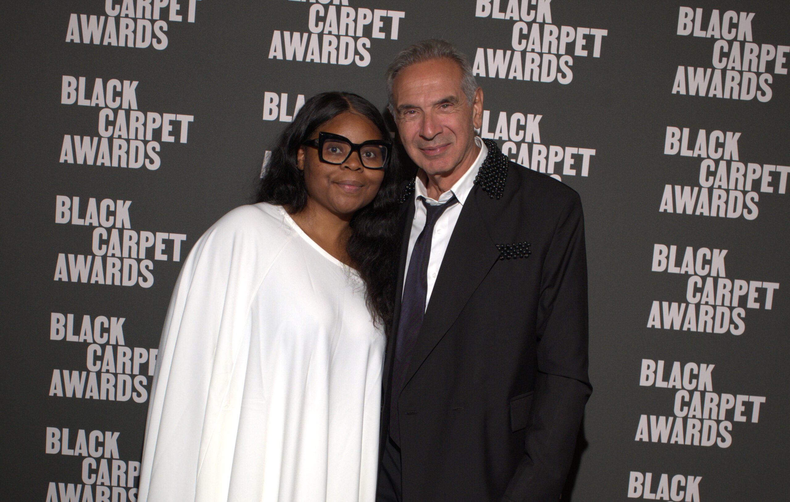 Black Carpet Awards per unire, mentre il mondo si divide