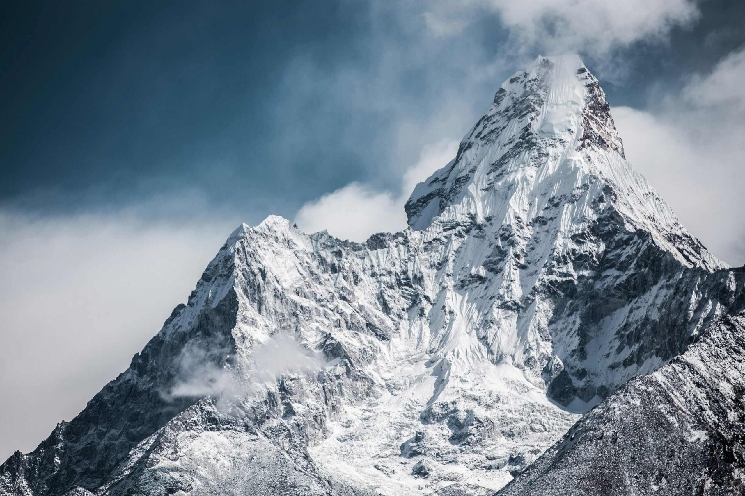 Il lusso scala l’Everest ma il governo frena
