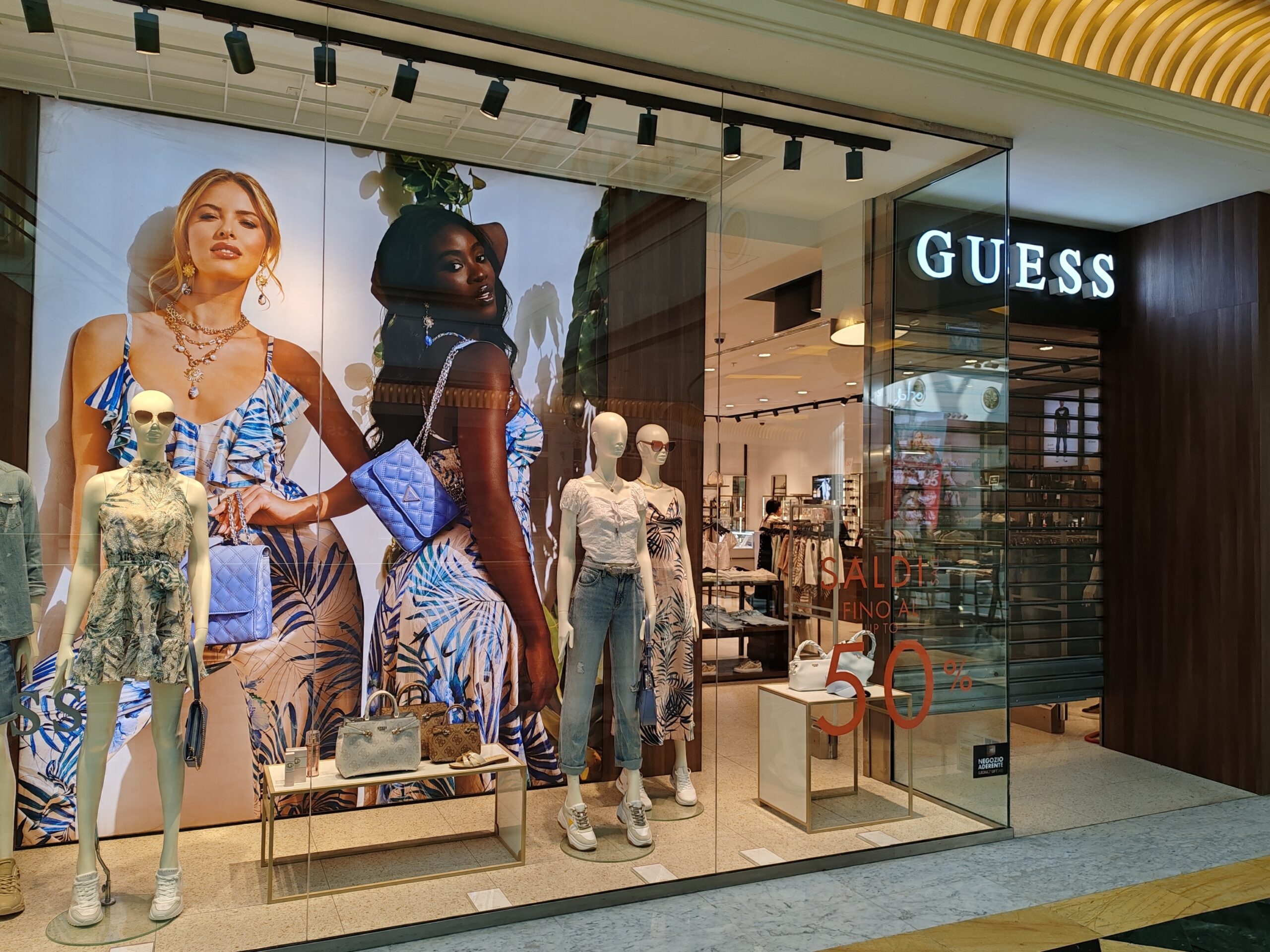 Authentic Brands completa l’acquisizione di Guess
