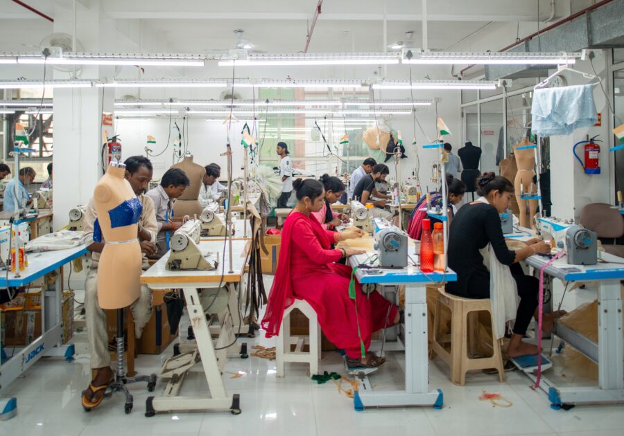 Fast fashion in tilt: capi bloccati negli aeroporti asiatici per il conflitto in Medio Oriente