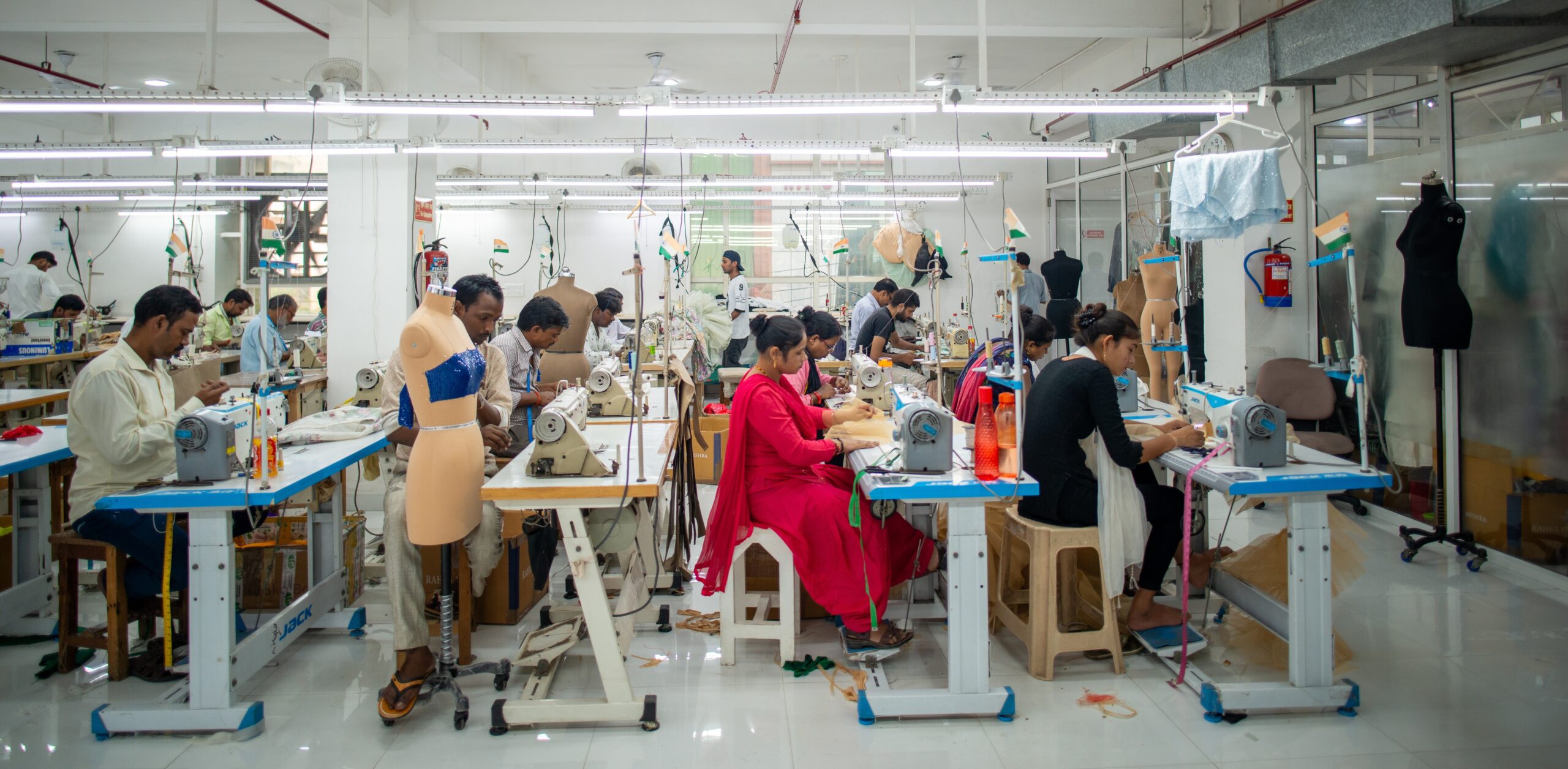 Fast fashion in tilt: capi bloccati negli aeroporti asiatici per il conflitto in Medio Oriente