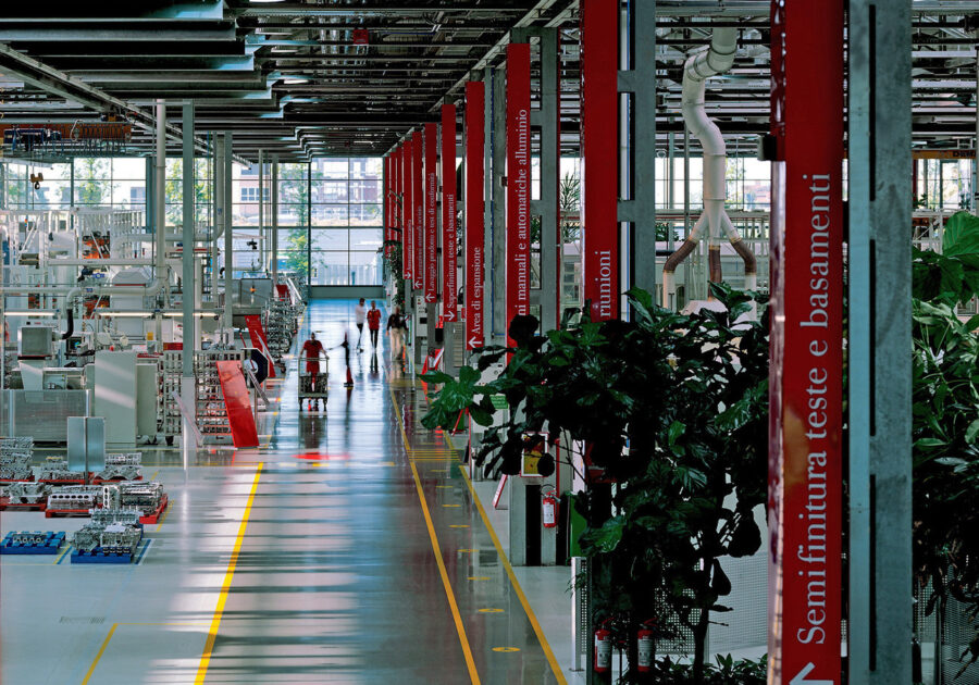 Ferrari ferma le consegne in Medio Oriente: quanto è vulnerabile il lusso alle tensioni geopolitiche?