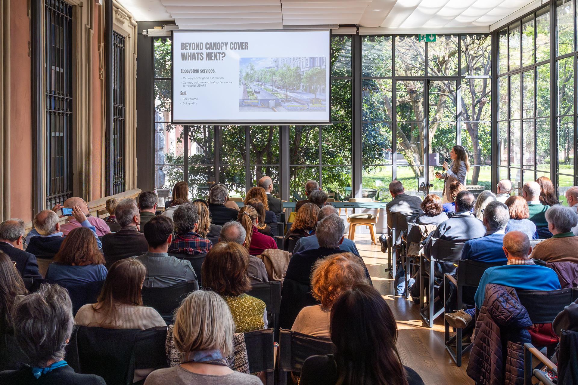 Prada porta il verde urbano in classe: a Milano 100 scuole studiano gli alberi della città