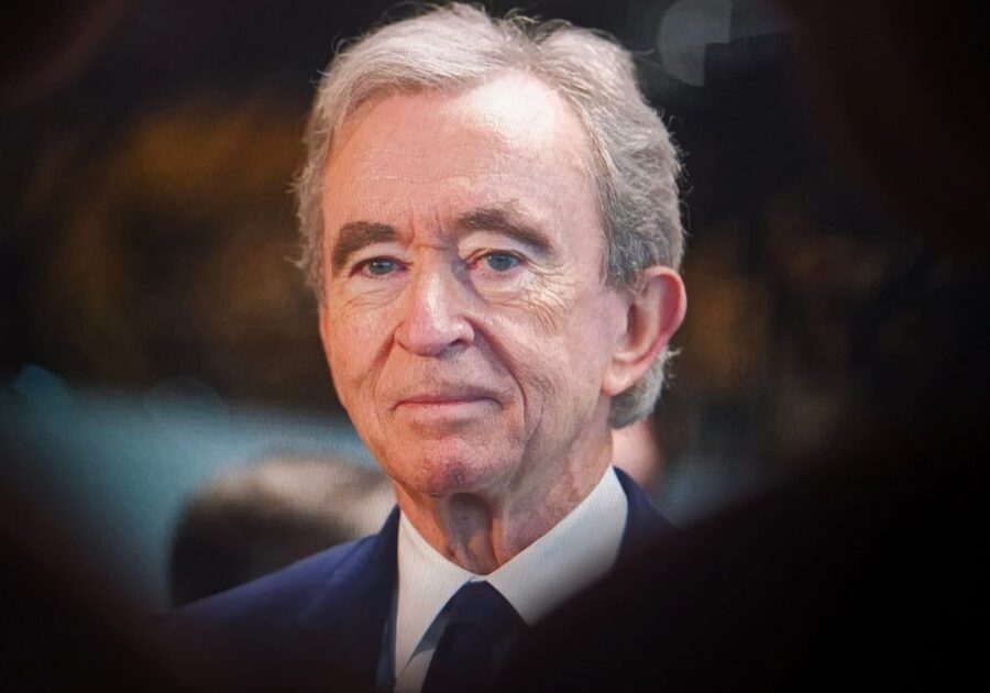 “Ai miei figli ho mostrato cos’è un’azienda”. Bernard Arnault racconta la famiglia (e l’amico Trump)