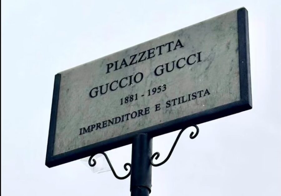La targa per Guccio Gucci finisce nel mirino: non chiamatelo stilista