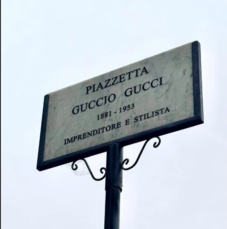 La targa per Guccio Gucci finisce nel mirino: non chiamatelo stilista