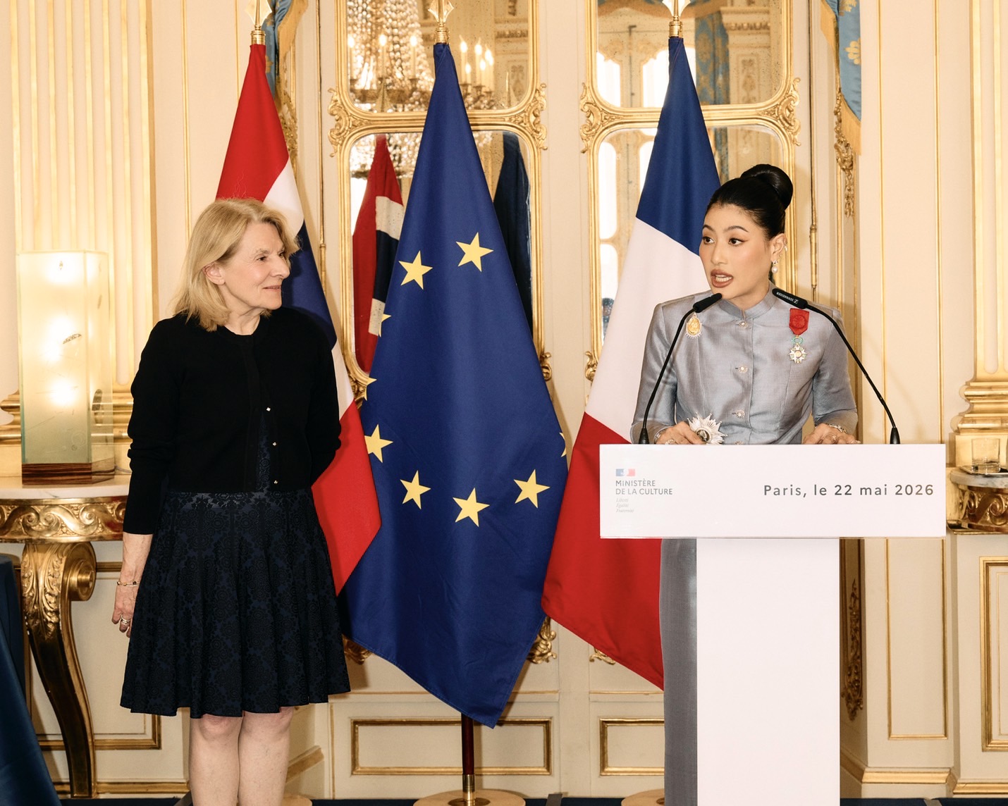 Légion d’honneur e mostra sugli abiti reali: è il momento della principessa Sirivannavari (e della Thailandia)