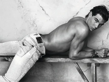 Rafael Nadal torna con il marchio Armani, ma stavolta il match si gioca nel real estate di lusso