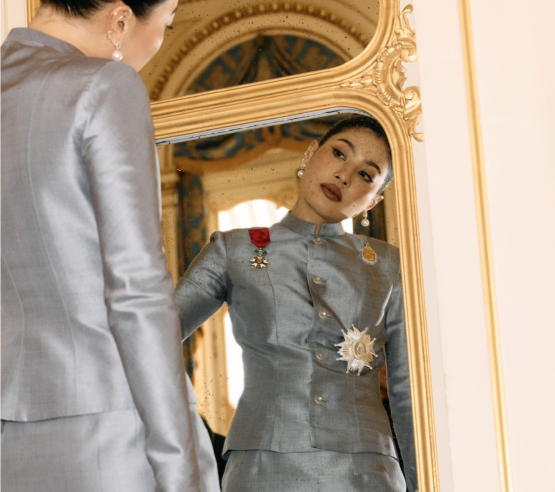 Légion d’honneur e mostra sugli abiti reali: è il momento della principessa Sirivannavari (e della Thailandia)