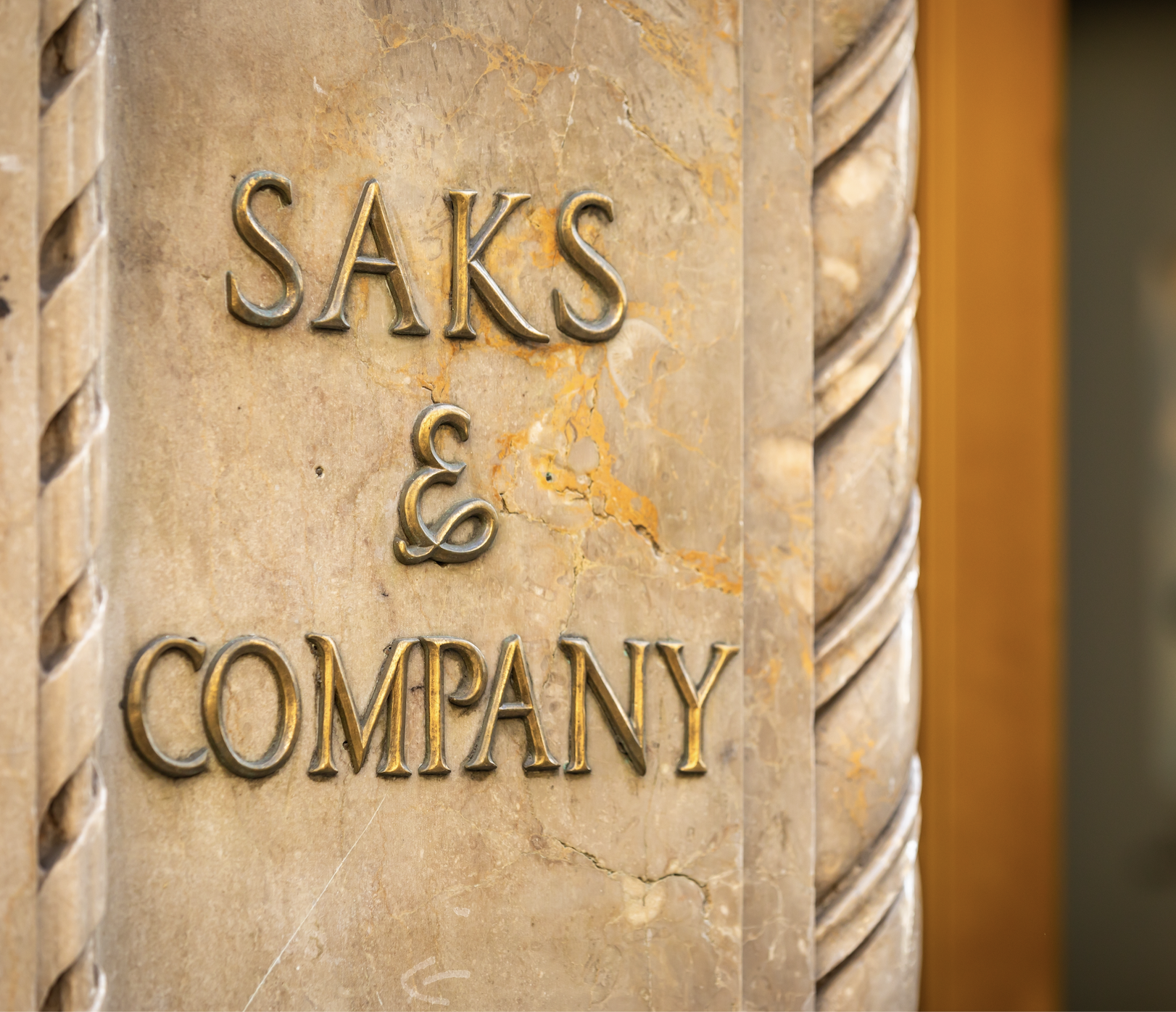 Saks Global rialza la testa: 1,6 miliardi di vendite durante la bancarotta