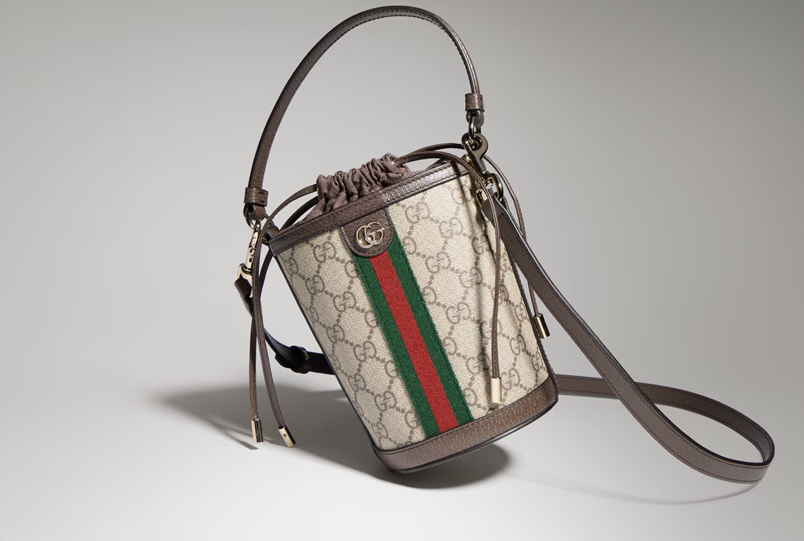 Gucci cambia strategia in Cina: prezzi giù fino al 30%, ma la domanda resta un’incognita
