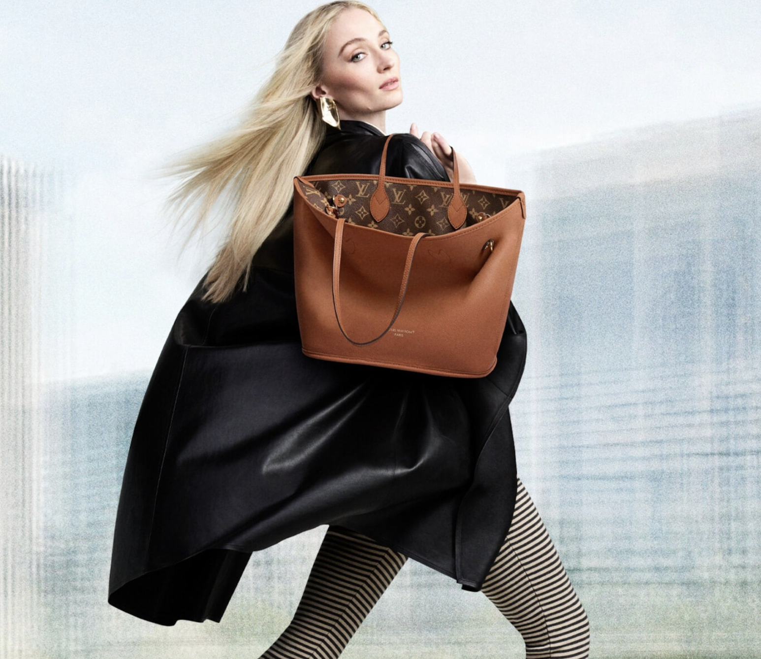 Louis Vuitton, una borsa da 1.350 euro potrebbe essere la mossa giusta per riaprire il mercato aspirazionale